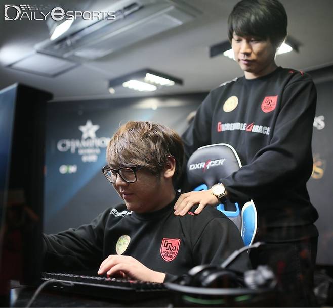 IM 시절 '투신' 박종익의 어깨를 주물러주는 강병률 코치.