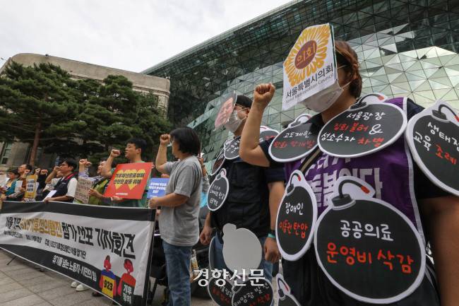 위기를 넘는 노동자 등 시민단체 회원들이 2023년 9월 21일 서울시청 앞에서 ‘서울 지역 923기후정의행진 참가 선포 기자회견’을 하고 있다. 성동훈 기자