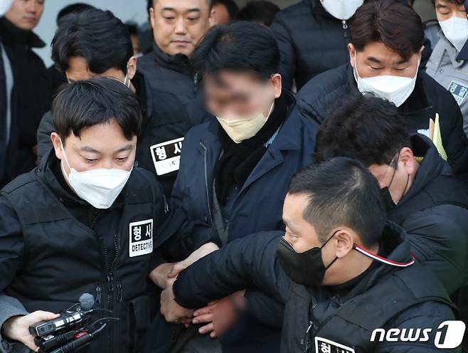 이재명 더불어민주당 대표를 흉기로 공격한 피의자가 2일 오후 부산강서경찰서에서 부산경찰청으로 이송되고 있다. 2024.1.2/뉴스1 ⓒ News1 윤일지 기자