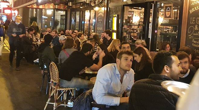 봉쇄령이 내리기 직전 프랑스 파리 15구의 한 술집에 젊은이들이 대거 몰려나와 이야기를 나누고 있다./손진석 특파원