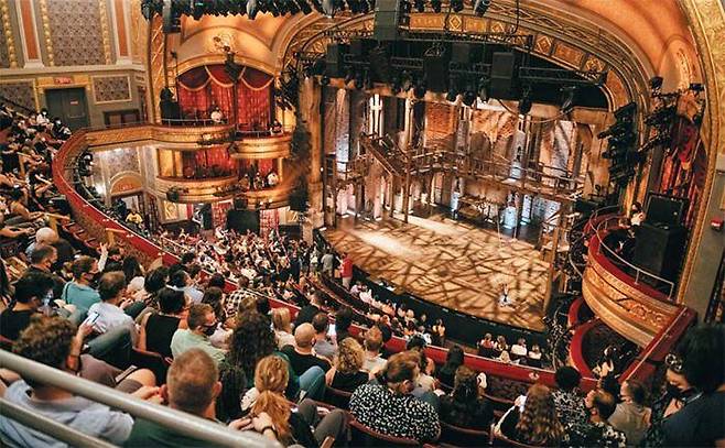 1년 반만에 환하게… 관객으로 꽉 찬 브로드웨이 공연장 - 뮤지컬 ‘해밀턴’이 브로드웨이 공연을 재개한 14일 밤(현지 시각) 공연장인 미국 뉴욕 리처드 로저스 극장 객석이 관객들로 가득 차 있다. 이날 해밀턴을 비롯해 ‘라이언 킹’ ‘위키드’ 등 브로드웨이 인기 뮤지컬이 일제히 공연을 재개했다. 코로나 대유행으로 작년 3월 문을 닫은 지 1년 반 만이다. 재개 첫날 모든 좌석이 매진됐다. /뮤지컬 해밀턴 공식 페이스북