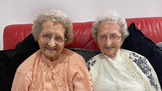 영국의 96세 쌍둥이 자매 도리스 홉데이와 릴리언 콕스/더타임스