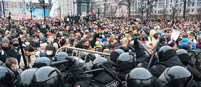 러시아 모스크바 시민들이 23일(현지 시각) 시내 광장에 모여 야권 지도자 알렉세이 나발니의 석방을 촉구하는 시위를 벌이자 경찰들이 곤봉을 휘두르며 진압하고 있다. 이날 러시아 전역 60여 도시에서 나발니 석방 요구 시위가 벌어졌다. 로이터통신은 모스크바 시내에서만 최소 4만명이 참가했다고 전했고, BBC는 모스크바에서 최근 10년 사이 벌어진 가장 큰 시위였다고 했다. /AFP 연합뉴스