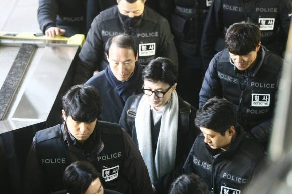 경찰 경호 받으며 이동하는 한동훈 - 한동훈 국민의힘 비상대책위원장이 4일 광주 송정역에 도착해 경찰 경호를 받으며 이동하고 있다. 한 위원장은 이날 광주학생독립운동기념탑과 국립5·18민주묘지를 참배한다. 2024.1.4./뉴스1