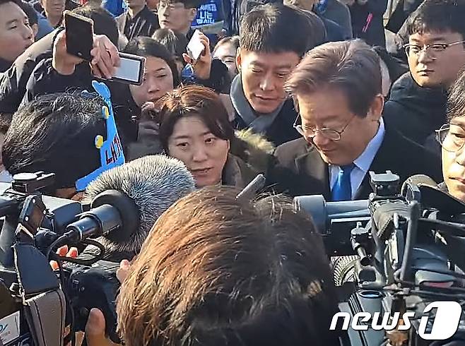 이재명 더불어민주당 대표가 2일 오전 부산 가덕도에서 신원미상인에게 피습 당했다. 사진은 피습당하기 전 모습. (유튜브 정양일 TV 캡쳐) 2024.1.2/뉴스1