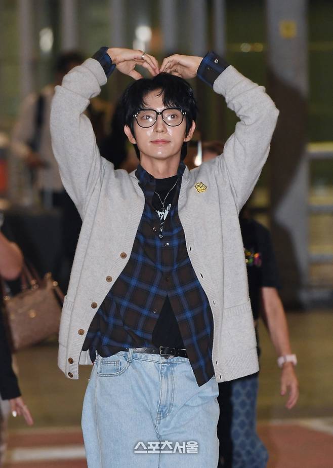 배우 이준기가 1일 오후 태국 수완나품국제공항으로 입국하면서 팬들에게 하트를 만들어 보이며 인사를 하고 있다. 이준기는 2일 태국 방콕 라자망갈라 국립경기장에서 열리는 ‘제 33회 서울가요대상’의 시상을 맡았다. 2024. 1. 1. 방콕(태국) | 박진업기자 upandup@sportsseoul.com