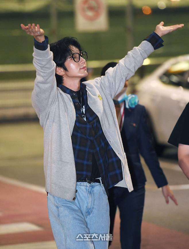 배우 이준기가 1일 오후 태국 수완나품국제공항으로 입국하면서 팬들에게 인사를 하고 있다. 이준기는 2일 태국 방콕 라자망갈라 국립경기장에서 열리는 ‘제 33회 서울가요대상’의 시상을 맡았다. 2024. 1. 1. 방콕(태국) | 박진업기자 upandup@sportsseoul.com