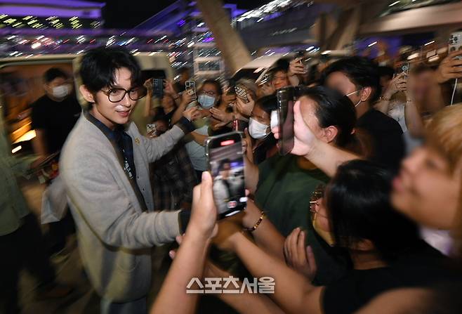 배우 이준기가 1일 오후 태국 수완나품국제공항으로 입국하면서 팬들과 인사를 하고 있다. 이준기는 2일 태국 방콕 라자망갈라 국립경기장에서 열리는 ‘제 33회 서울가요대상’의 시상을 맡았다. 2024. 1. 1. 방콕(태국) | 박진업기자 upandup@sportsseoul.com