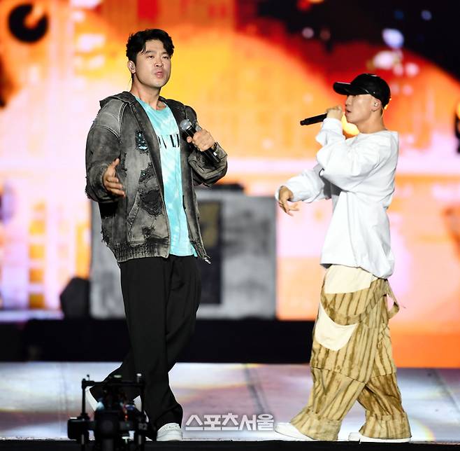 다이나믹듀오가 2일 태국 방콕 라자망갈라 국립경기장에서 열린 ‘제33회 서울가요대상’ 시상식(주최 스포츠서울, 주관 서울가요대상 조직위원회)에서 공연을 하고 있다. 2024. 1. 2. 방콕(태국) | 최승섭기자 thunder@sportsseoul.com