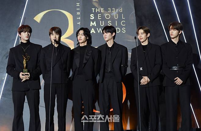 라이즈(RIIZE)가 2일 태국 방콕 라자망갈라 국립경기장에서 열린 ‘제33회 서울가요대상’ 시상식(주최 스포츠서울, 주관 서울가요대상 조직위원회)에서 신인상을 수상한 뒤 소감을 말하고 있다. 2024. 1. 2. 방콕(태국) | 박진업기자 upandup@sportsseul.com