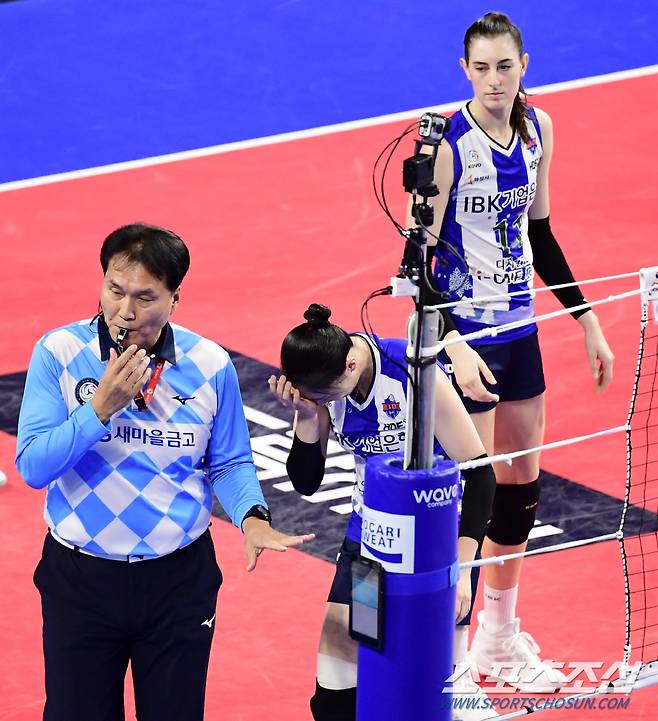 고개를 떨구며 교체되는 육서영.