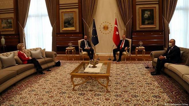 의자가 없어 격이 낮은 터키 외무장관과 마주보고 배석자용 소파에 앉은 우르줄라 폰데어라이엔 EU 집행위원장/EU
