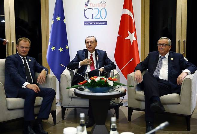 2015년 에르도안 터키 대통령이 도날트 투스크 당시 EU 정상회의 상임의장(왼쪽)과 장 클로드 융커 EU 집행위원장과 정상회담을 할 때 모습. 의자를 3개 놓고 나란히 앉았다./AP 연합뉴스