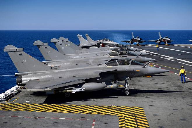 프랑스의 핵 항공모함 샤를드골호 활주로에 계류중인 라팔 전투기들/AFP 연합뉴스