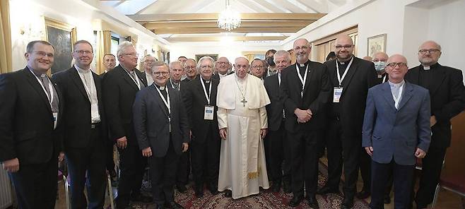지난 12일 슬로바키아를 방문했을 때 예수회 신부들과 대화를 나눈 프란치스코(가운데)  교황. /라 치빌타 카톨리카