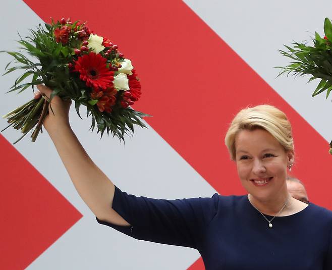 베를린 첫 여성 시장이 될 프란치스카 기파이 전 여성가족청소년부 장관이 26일 치른 지방선거 승리를 자축하고 있다./EPA 연합뉴스