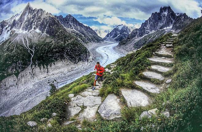 2017년 한 울트라마라톤 선수가 몽블랑을 오르는 모습/로이터 연합뉴스