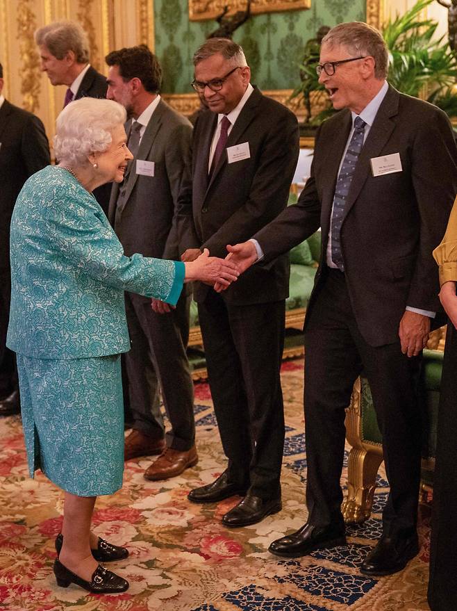 19일(현지 시각) 윈저성에서 글로벌 투자자들을 초청해 리셉션을 연 엘리자베스 2세 영국 여왕이 빌 게이츠 마이크로소프트 창업자와 인사를 나누고 있다./AFP 연합뉴스