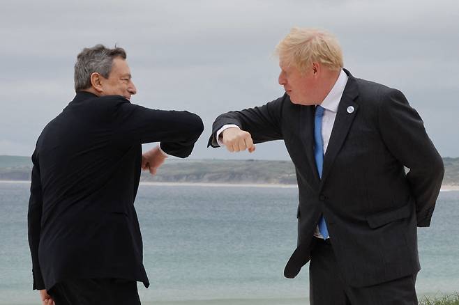 마리오 드라기 이탈리아 총리가 보리스 존슨 영국 총리와 팔꿈치로 인사를 나누고 있다./AFP 연합뉴스