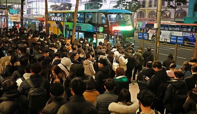 지난 4일 저녁 서울 명동에서 시민들이 퇴근을 하기 위해 버스를 기다리고 있다. 연합뉴스