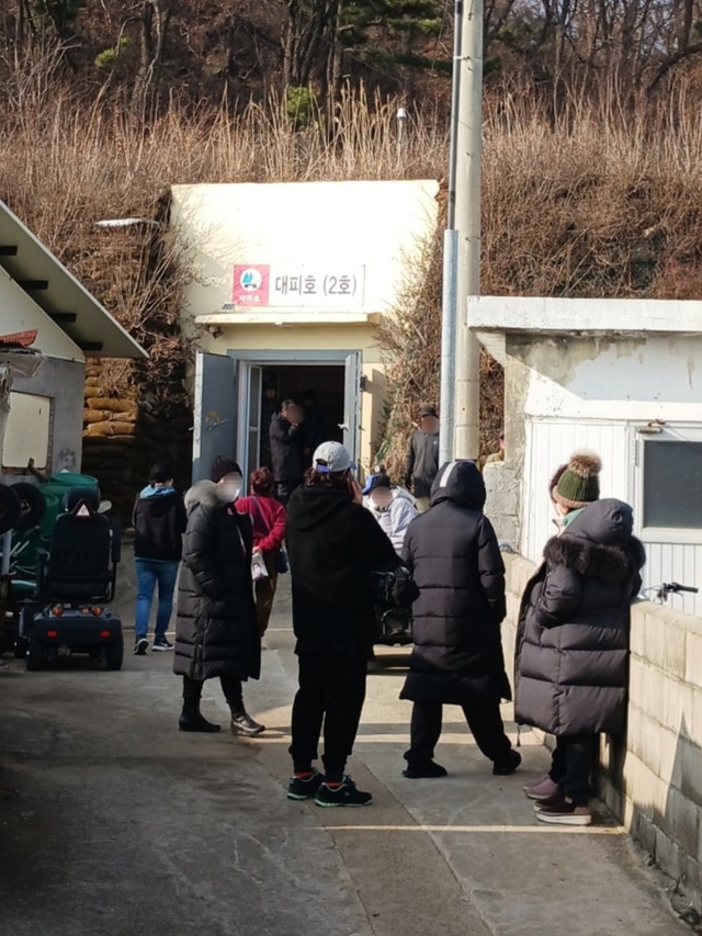 인천 옹진군 연평도 주민들이 5일 오후 연평도 대피호(2호)로 대피하고 있다. 독자 제공