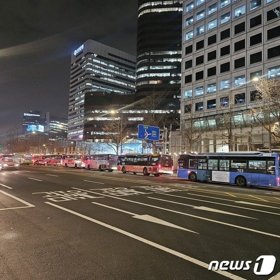 서울 명동 인근 광역버스가 줄을 지어 서 있는 모습 /사진=뉴스1