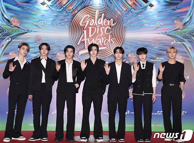엔하이픈 니키(왼쪽부터)와 희승, 제이크, 성훈, 정원, 선우,제이가 6일(현지시간) 인도네시아 자카르타 인터내셔널 스타디움에서 열린 '38회 골든디스크 어워즈 with 만디리' 레드카펫 행사에서 포즈를 취하고 있다. (골든디스크 어워즈 사무국 제공) 2024.1.6/뉴스1 ⓒ News1 권현진 기자