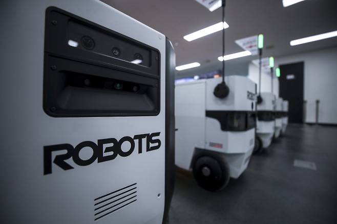 로보티즈가 최근 계속해서 영업손실을 기록했지만 성장을 자신한다. 사진은 로보티즈의 자율주행 배달로봇 개미. /사진=뉴시스