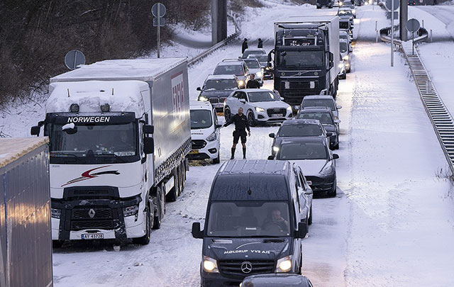 폭설로 폐쇄된 핀란드 유틀란트 고속도로에서 고립된 차량. AP연합뉴스