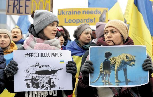 우크라인들 “독일 탱크를 달라” - 23일(현지 시각) 벨기에 수도 브뤼셀에서 우크라이나인 시위대가 독일산 탱크 레오파르트2의 우크라이나 지원을 촉구하고 있다. /EPA 연합뉴스