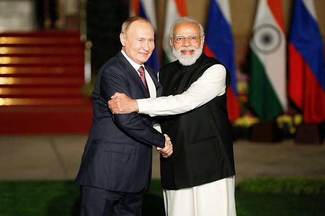 6일(현지 시각) 인도 수도 뉴델리에서 나렌드라 모디(오른쪽) 인도 총리와 블라디미르 푸틴(왼쪽) 러시아 대통령이 연례 정상회담을 앞두고 악수하고 있다.