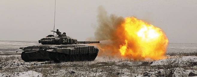 우크라이나 국경과 약 120㎞ 떨어진 러시아 남부 로스토프 지역에서 12일(현지 시각) 군사 훈련에 참가한 러시아군 탱크가 사격 후 포신에서 화염을 뿜어내고 있다. 러시아가 우크라이나 접경지대에 10만명 규모의 병력을 집중시킨 가운데“침공이 임박했다”는 위기감이 고조되고 있다. /AP 연합뉴스