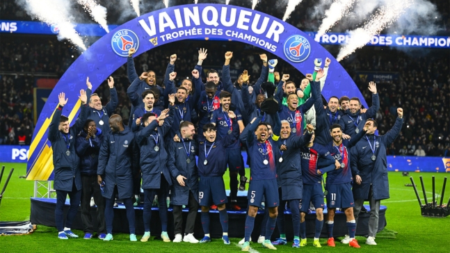 이강인(맨 앞줄 가운데)이 2023~2024시즌 프랑스 슈퍼컵 우승 후 기뻐하고 있다. /사진=PSG 구단 공식 SNS