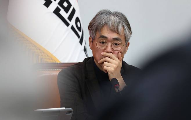 국민의힘 김경율 비대위원이 8일 국회에서 열린 비상대책위원회의에 참석하고 있다./이덕훈 기자