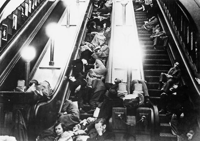 1940년 10월 7일 독일군의 런던 공습을 피하기 위해 지하철역에 대피한 시민들이 에스컬레이터 위에서 잠을 청하고 있다.