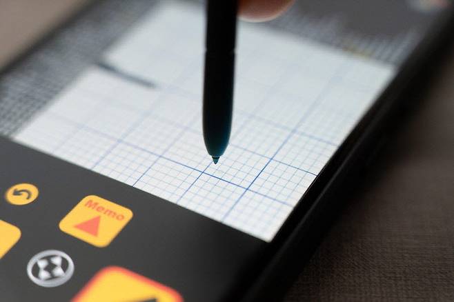 실제 펜촉 위치의 오른쪽에 에어뷰 포인터가 나타난 모습