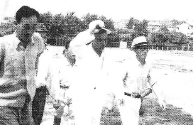 여운형 건국준비위원회 위원장이 1945년 8월16일 서대문 형무소에서 독립투사들을 석방시킨 뒤 서울 휘문중학교 집회에서 연설하기 위해 들어서고 있다. ⓒ손치웅