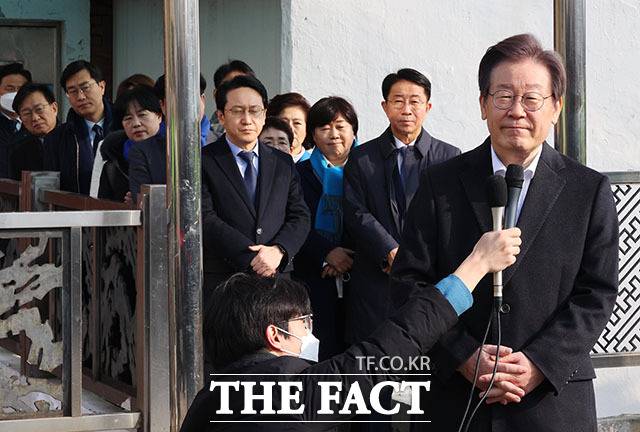 이재명 더불어민주당 대표가 10일 서울 종로구 서울대학교병원에서 퇴원해 입장을 밝히고 있다. /뉴시스