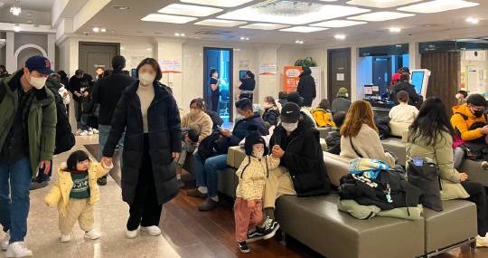대전 서구의 한 소아과가 지난해 12월 17일 인파로 붐비고 있다. 대전일보DB