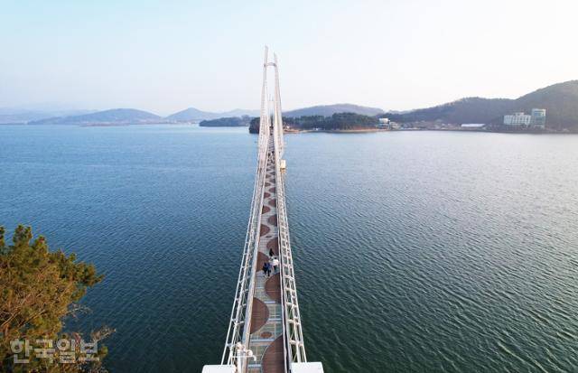 출렁다리가 놓이며 탑정호는 논산의 관광명소가 됐다.
