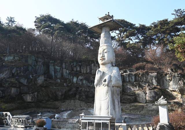 관촉사 은진미륵. 비례가 떨어지지만 오히려 대범하고 독창적이라 평가되는 불상이다.