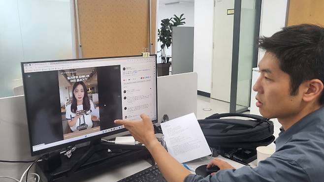 ▲ 하이니티 틱톡 영상을 보고 있는 권상민 기자. 김다래 인턴이 영상에 출연하고 있다. 사진=박재령 기자.