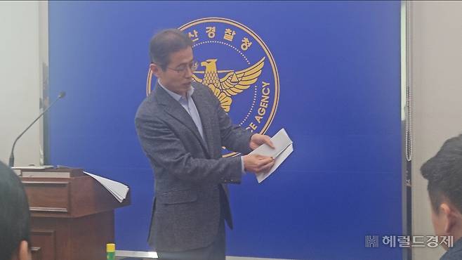 부산경찰청 손제한 수사부장이 10일 브리핑에서 피의자가 칼을 A4용지에 숨긴 방식을 시연하고 있다. 박지영 기자.