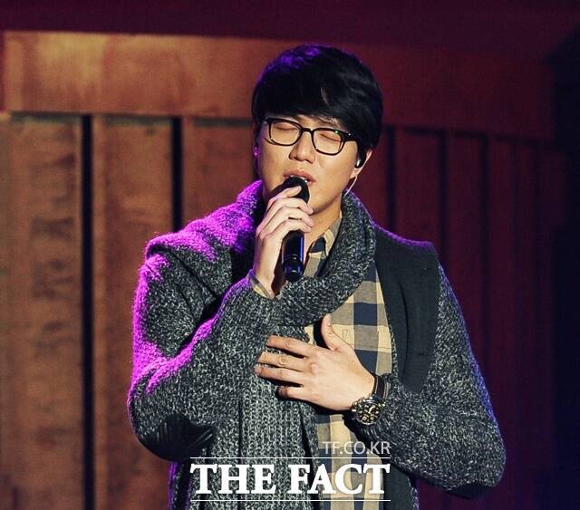 성시경은 파워풀한 성량보다는 부드러운 감성 보이스가 매력이고, 깔끔하고 정확한 음정과 박자감 등 타고난 음악적 재능이 매우 뛰어난 편이다. 라디오 DJ로서의 오랜 명성을 쌓은 가수다. /더팩트 DB