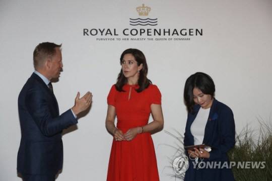 덴마크의 프레데릭 크리스티안 왕세자 부인인 메리 왕세자비가 지난 2019년 방한 당시 서울 종로구 공근혜갤러리에서 진행중인 한국로얄코펜하겐 ‘그 곳에 함께’(the Sea of Blue) 전시장을 방문하고 있다. 연합뉴스