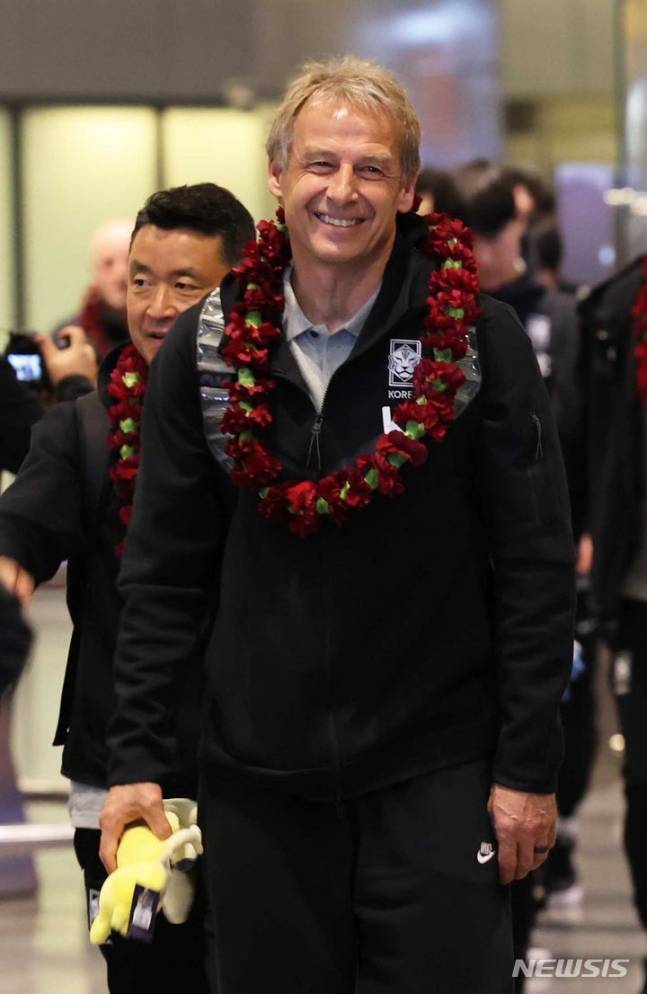 도하에 도착하는 위르겐 클린스만 대표팀 감독. /사진=뉴시스