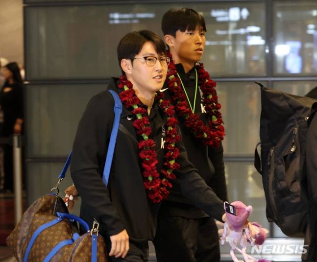 이강인(왼쪽)이 10일(현지시간) 카타르 도하에 입성하고 있다. /사진=뉴시스