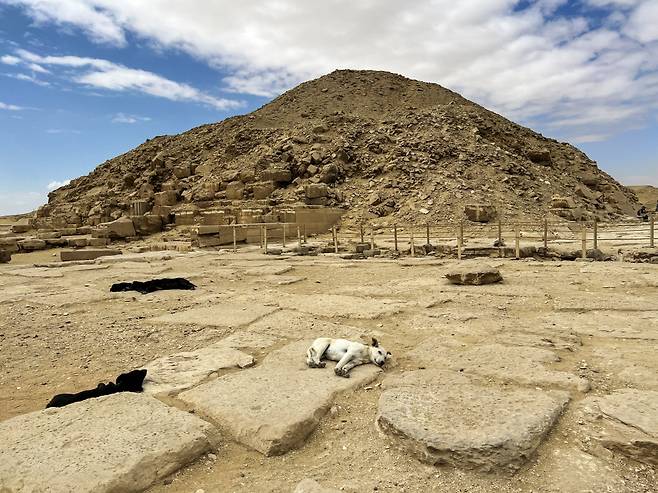 돌무더기 아니구요, 우나스의피라미드입니다