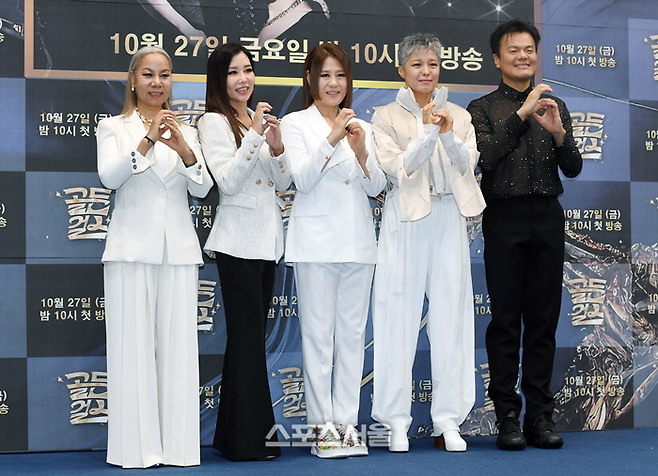 26일 서울 영등포구 여의도동 KBS 아트홀에서 진행된 KBS 2TV 예능 프로그램 ‘골든걸스’ 제작발표회에서 취재진을 향해 포즈를 취하고 있다. 왼쪽부터 가수 인순이, 박미경, 신효범, 이은미, 프로듀서 박진영. 2023. 10. 26. 박진업기자 upandup@sportsseoul.com