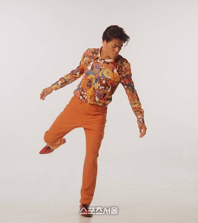 주황색으로 깔 맞춤한 스틸레토 구두까지! 탭댄스 추는 박진영. 스포츠서울DB